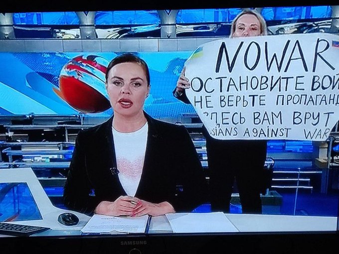 Marina Ovsjanikovová protestuje proti válce 14.3.2022 ve vysílání prvního ruského kanálu