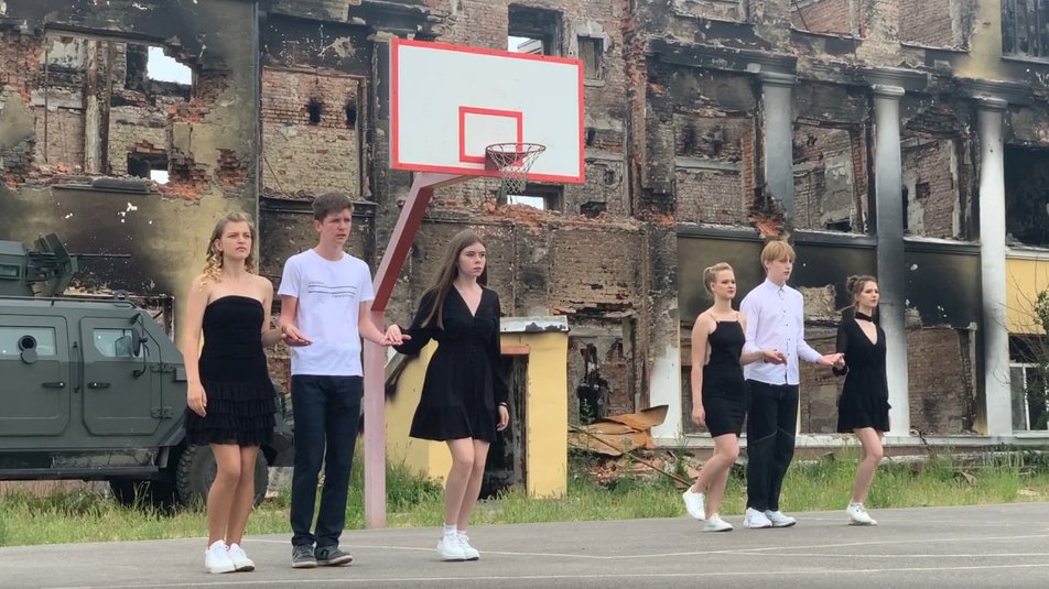 studenti školy č. 134 tančí u trosek 6. června